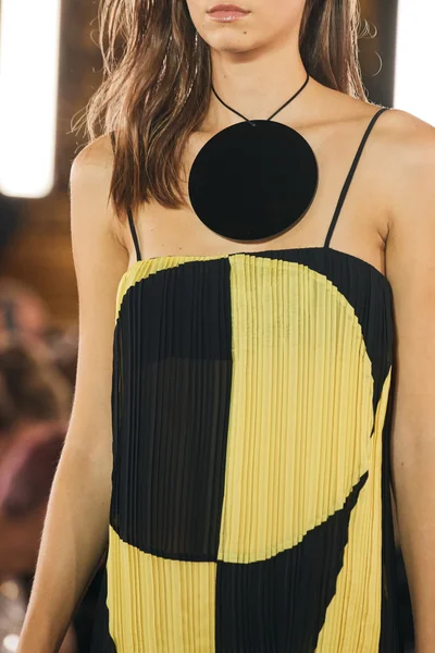 Look 32